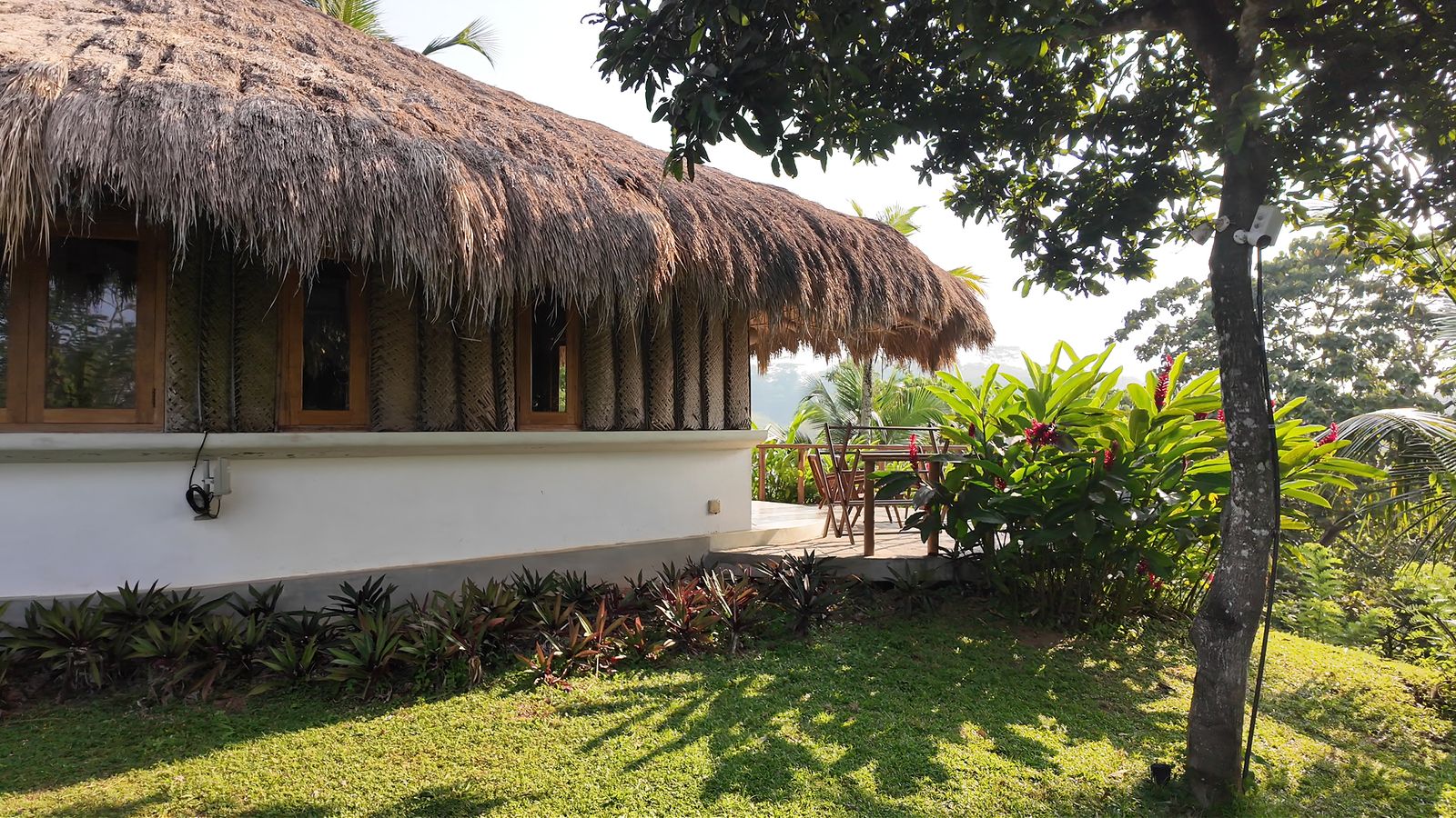A Tekanda lodge with an iluk grass roof